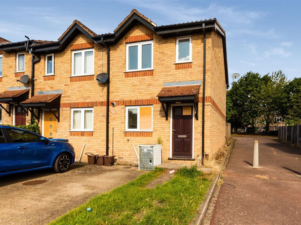 2 bed end terrace house for sale in Magpie Close, Enfield EN1, £335,000