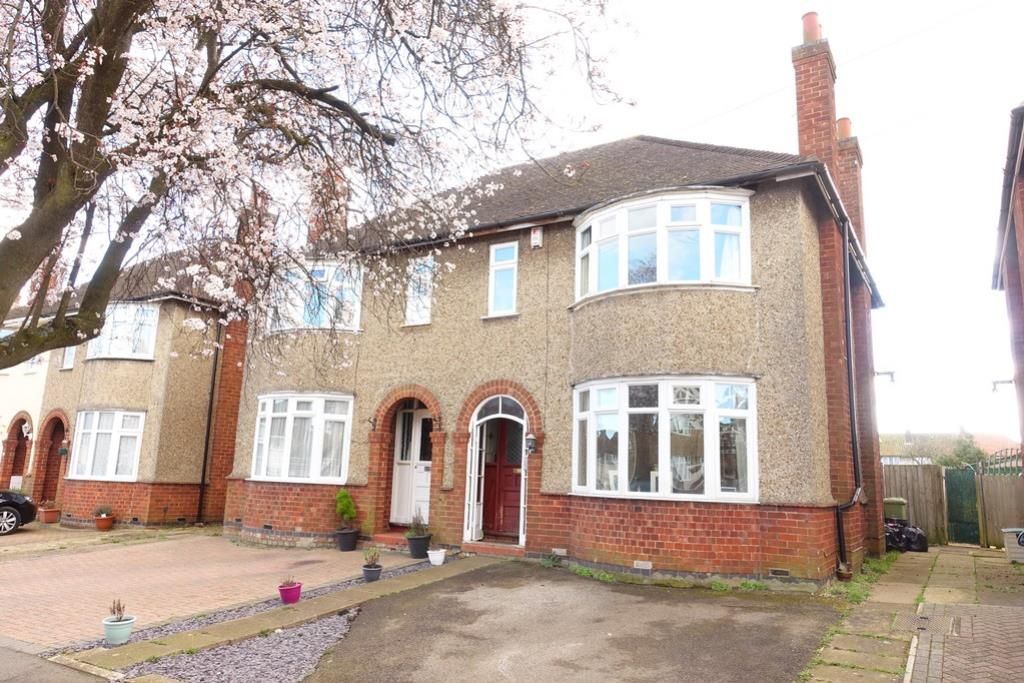 3 bed semidetached house to rent in Gloucester Road, Wolverton, Milton