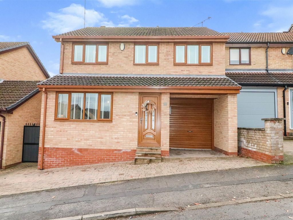 4 bed detached house for sale in Thorpefield Close, Thorpe Hesley