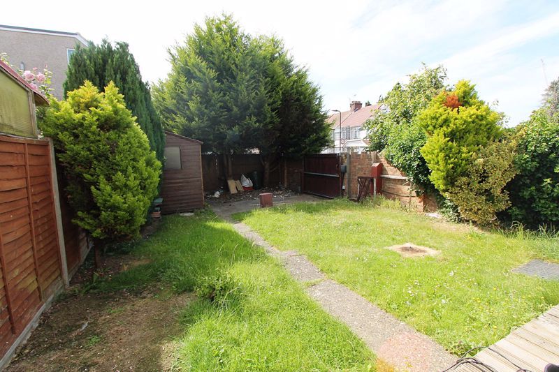 3 bed end terrace house to rent in Evelyn Grove, Southall UB1, £1,950