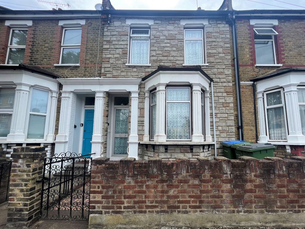 4 bed terraced house to rent in Troughton Road, Charlton, London