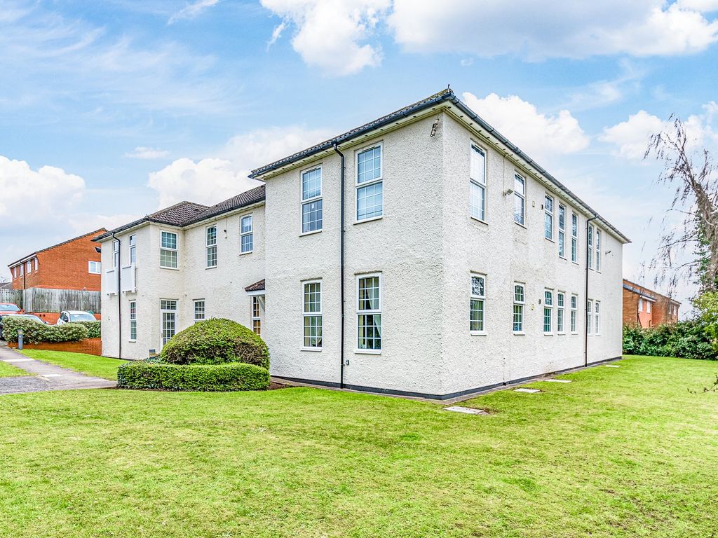 2 bed flat for sale in Exmoor Drive, Bromsgrove, Worcestershire B61, £