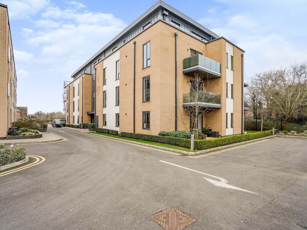 2 bed flat for sale in angus court, thame ox9