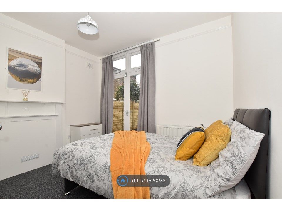 Room to rent in Blythe Vale, London SE6, £920 pcm Zoopla