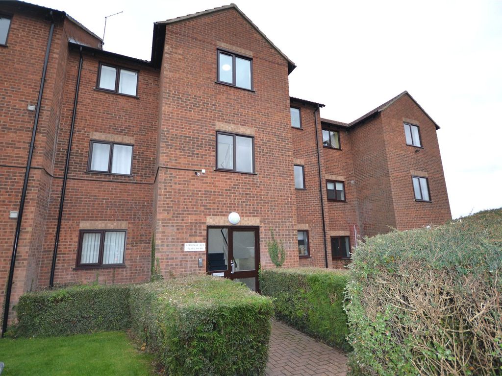 1 bed flat to rent in Haslers Lane, Dunmow CM6, £825 pcm Zoopla