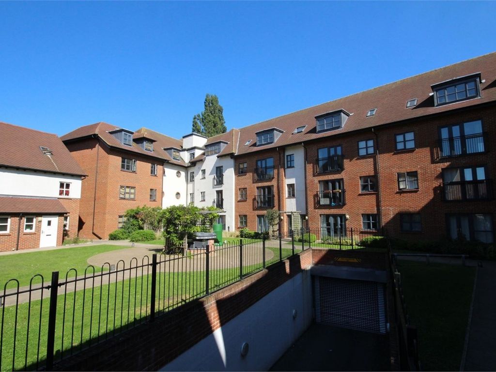 2 bed flat for sale in Dunkerley Court, Birds Hill, Letchworth Garden