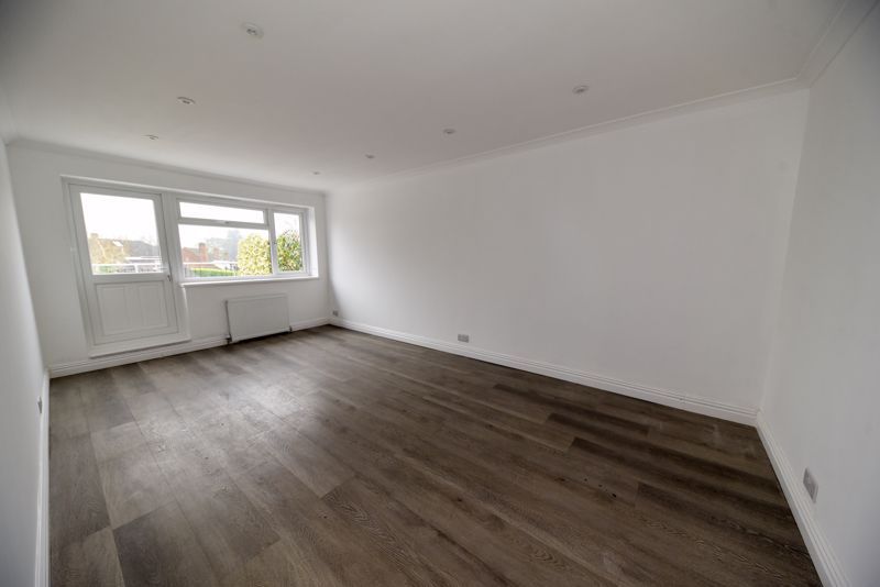 2 bed flat to rent in Highfield Parade, Waterlooville PO7, £1,150 pcm