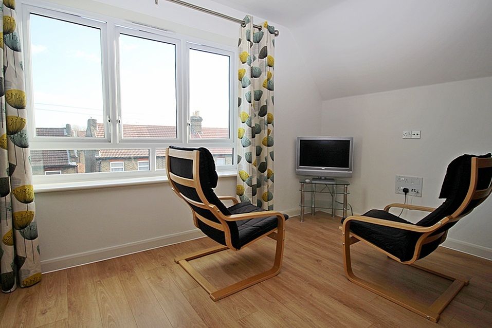 Studio to rent in Featherstone Road, Southall, Southall, Middlesex UB2