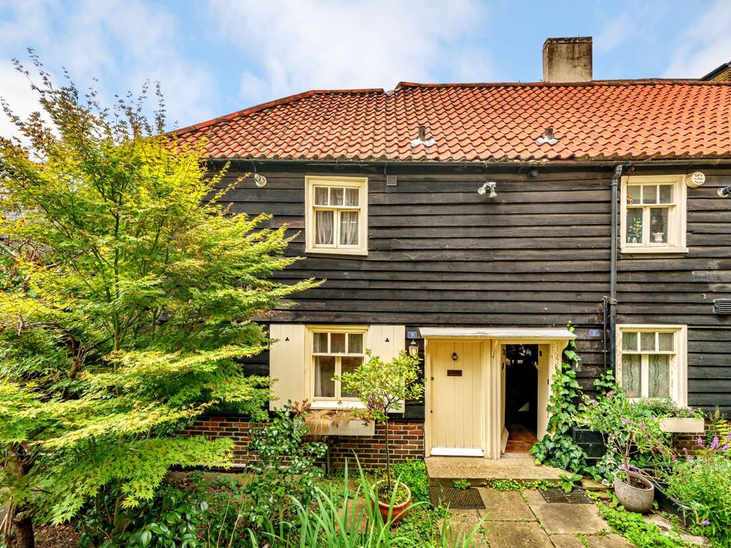 2 bed end terrace house for sale in Collins Square, London SE3, £