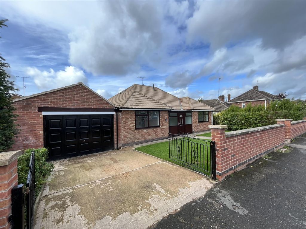 4 bed detached bungalow for sale in Lakin Road, Warwick CV34, £495,000