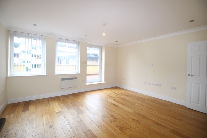 1 bed flat to rent in High Street, Slough SL1, £1,100 pcm Zoopla