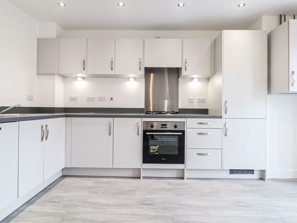 2 bed flat to rent in Moor Close, Spencers Wood, Reading RG7, £1,350