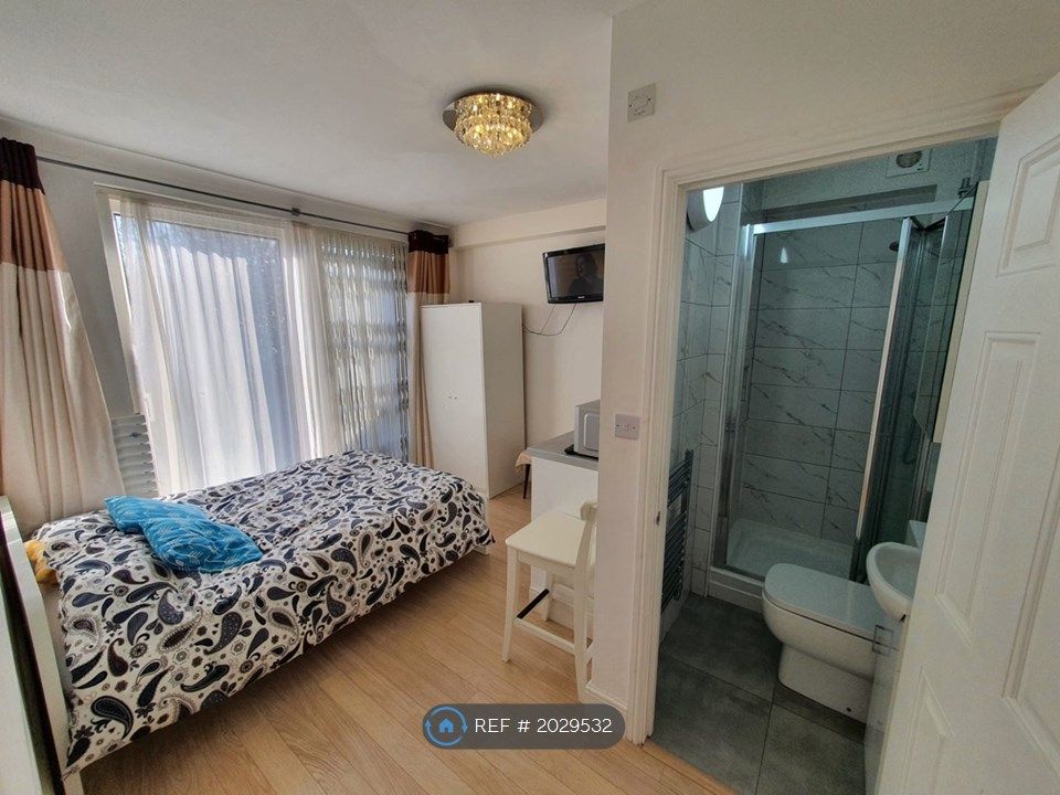 Room to rent in Fairfield Crescent, Edgware HA8, £990 pcm Zoopla