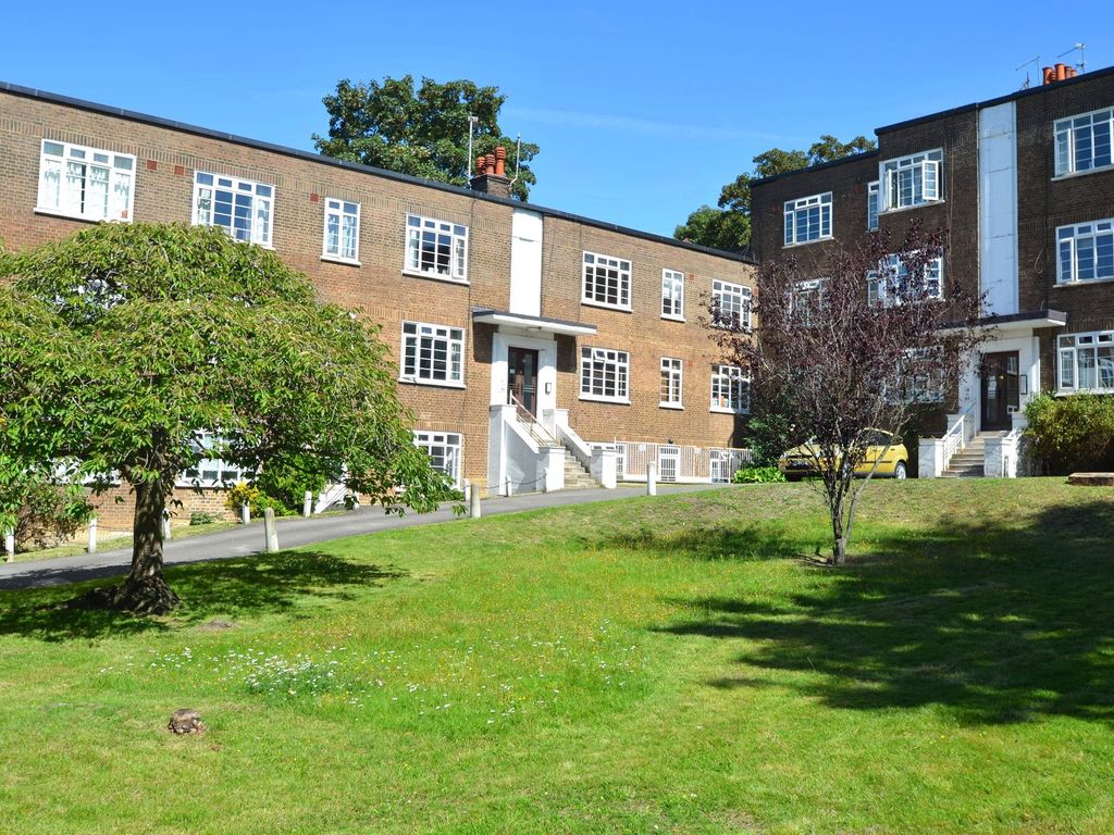 3 bed flat to rent in St. Peters Road, Croydon CR0, £1,800 pcm Zoopla