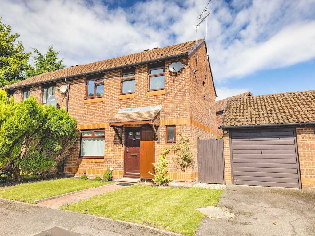 3 bed semidetached house for sale in Cobb Close, Datchet SL3, £450,000