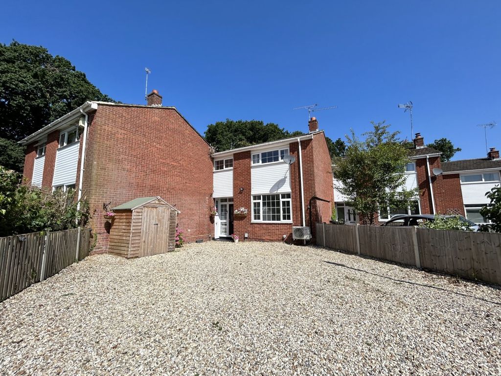 3 bed semidetached house for sale in Robins Grove Crescent, Yateley