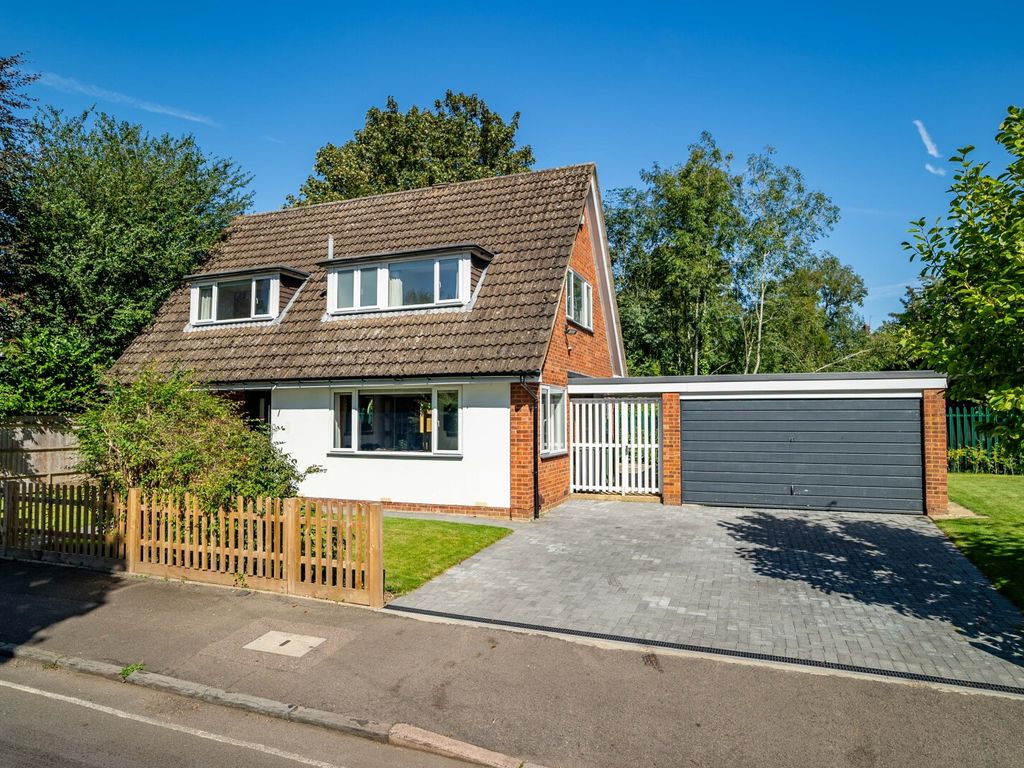 3 bed detached house for sale in Tennyson Road, Harpenden