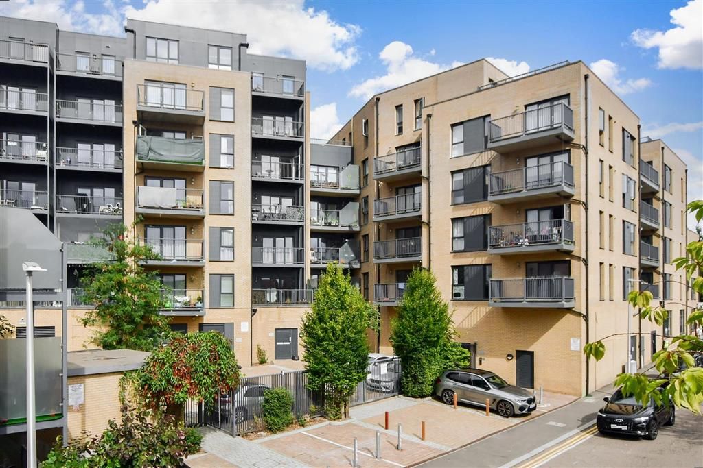 1 bed flat for sale in Clarence Avenue, Ilford, Essex IG2, £300,000