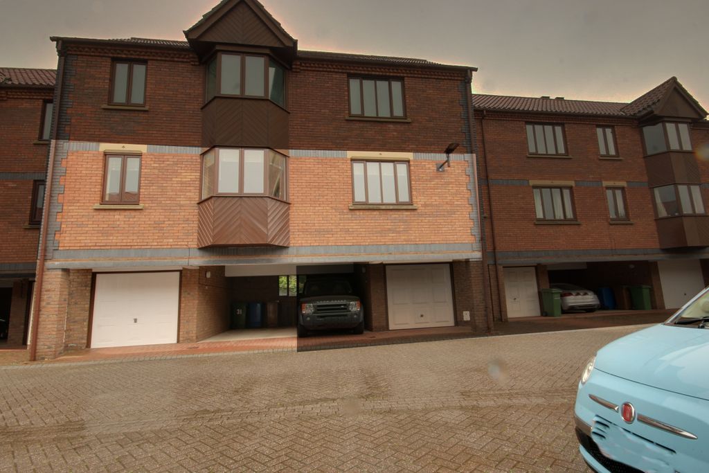 2 bed flat to rent in Outer Trinities, Beverley HU17, £850 pcm Zoopla