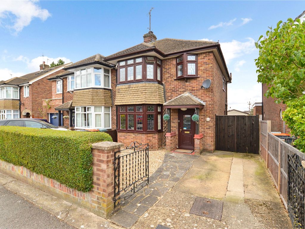 3 bed semidetached house for sale in Beacon Avenue, Dunstable