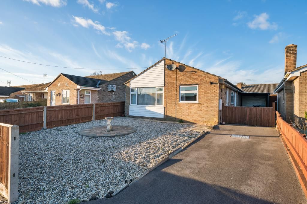 3 bed detached bungalow for sale in Carterton, Oxfordshire OX18, £