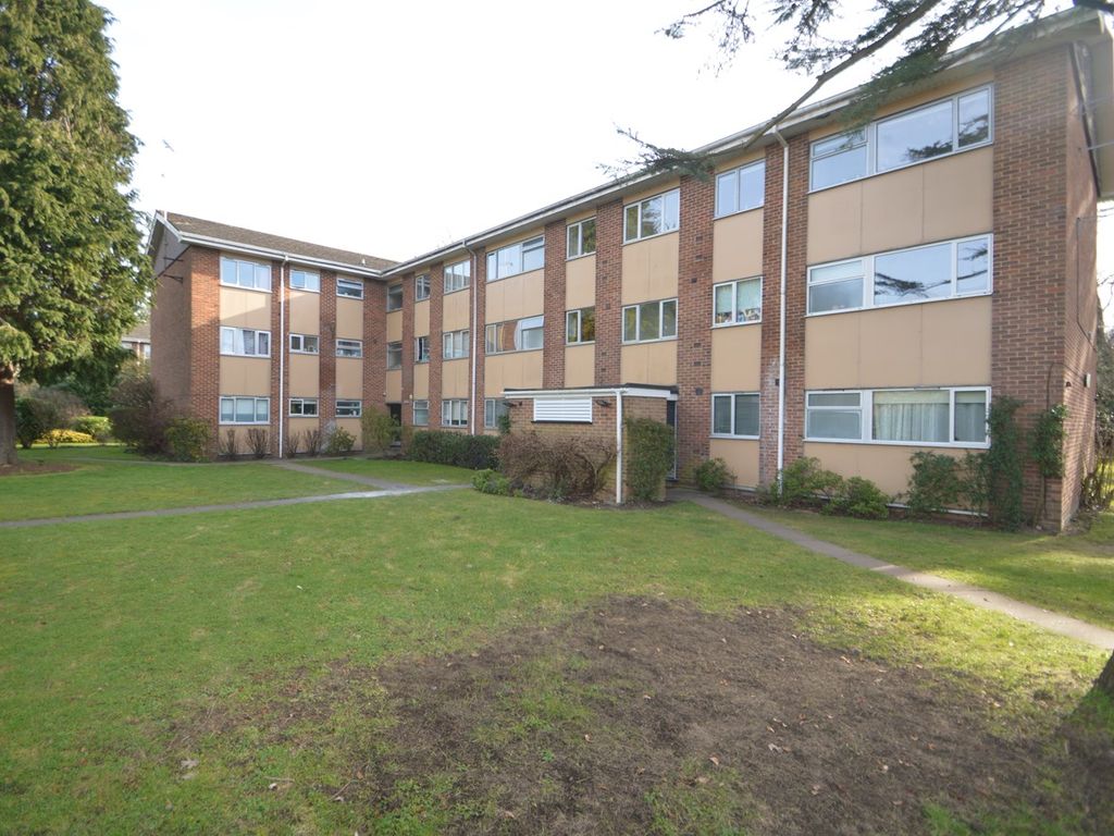 2 bed flat to rent in Brockley Combe, Weybridge KT13, £1,250 pcm Zoopla