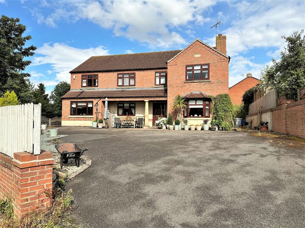 5 bed detached house for sale in Beacon Hill Road, Newark NG24, £
