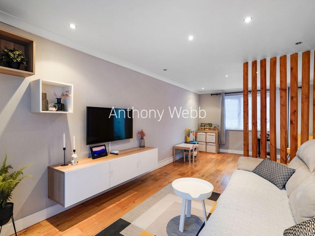 2 bed end terrace house for sale in Wauthier Close, Palmers Green N13