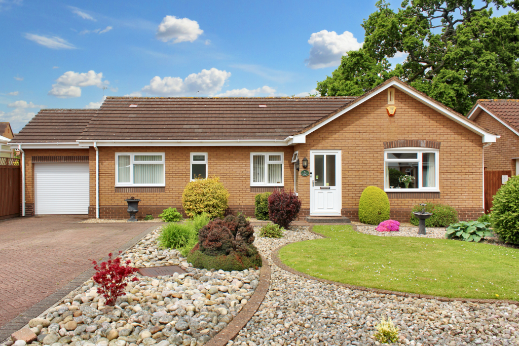 3 bed bungalow for sale in Tanners Close, Cullompton, Devon EX15, £450,000 Zoopla