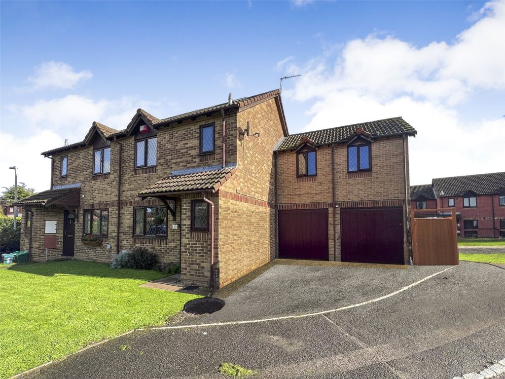 4 bed semidetached house for sale in John Hunt Close, Thatcham