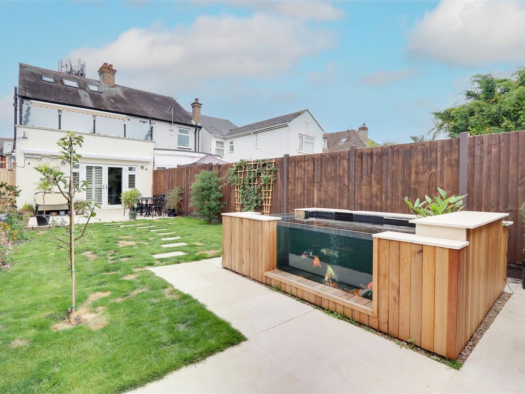 3 bed semidetached house for sale in London Road, Hadleigh, Benfleet