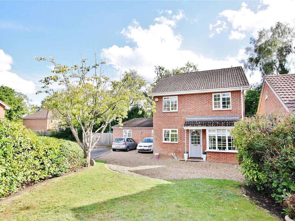 5 bed detached house for sale in Oakwood Gardens, Knaphill, Woking