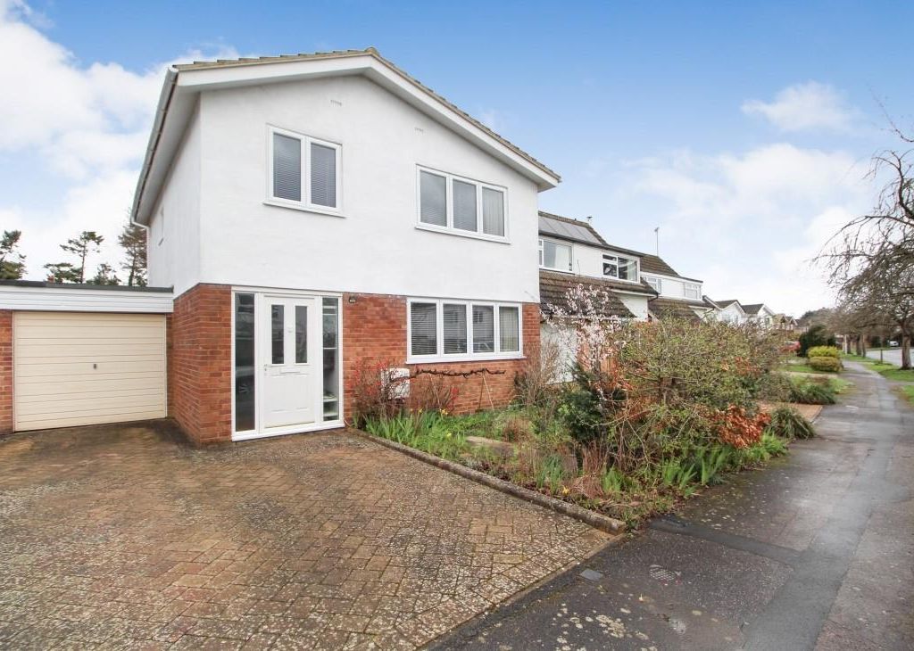 4 bed link detached house for sale in Silverthorne Drive, Caversham