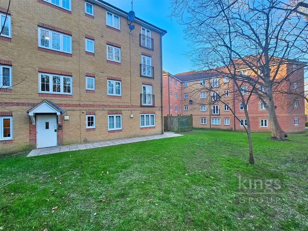 2 bed flat for sale in Bromley Close, East Road, Harlow CM20, £230,000
