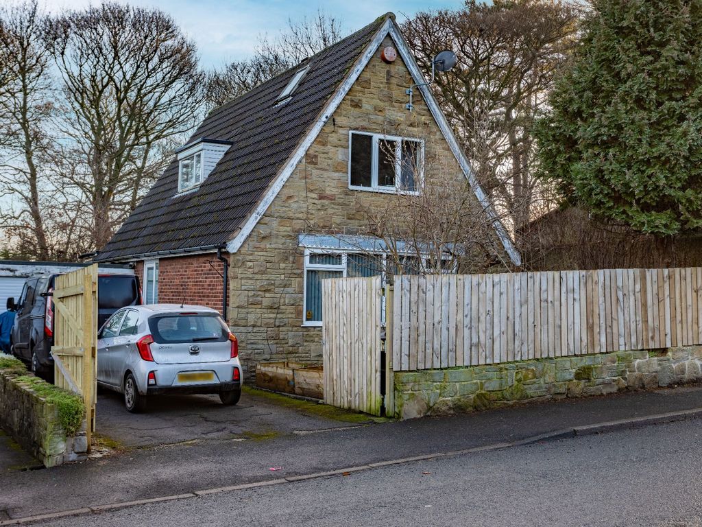4 bed detached house for sale in Long Lane, Clayton West, Huddersfield