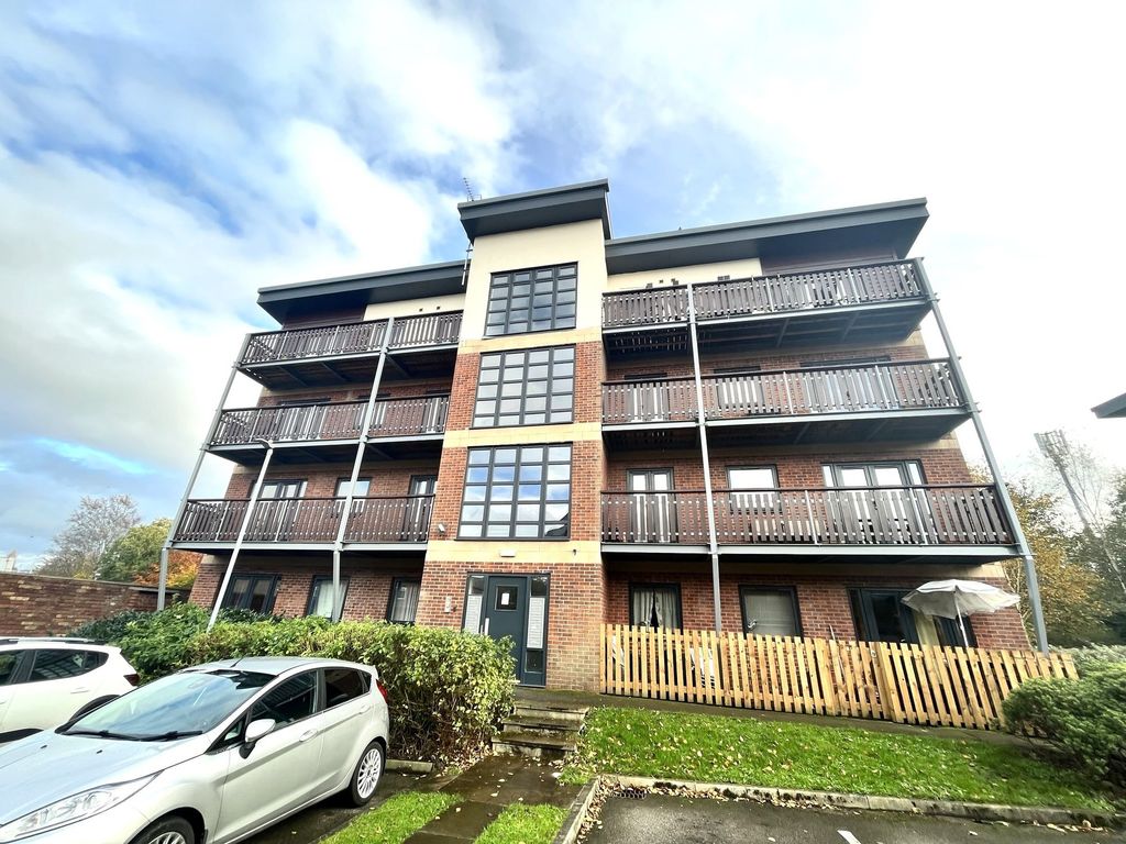 2 bed flat to rent in Canalside, Radcliffe M26, £795 pcm Zoopla