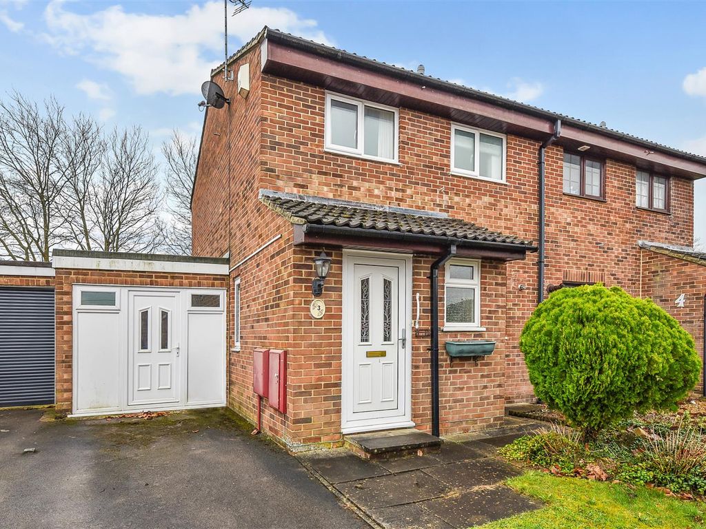 3 bed semidetached house for sale in Poynters Close, Artists Way