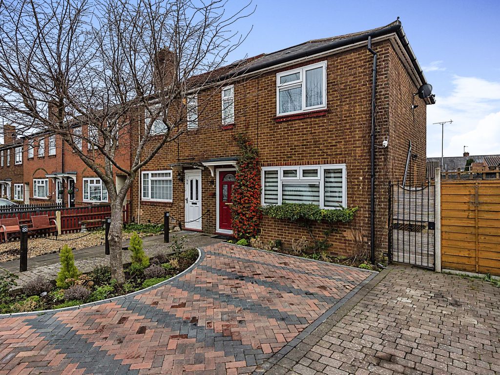 3 bed end terrace house for sale in Solway Road North, Luton