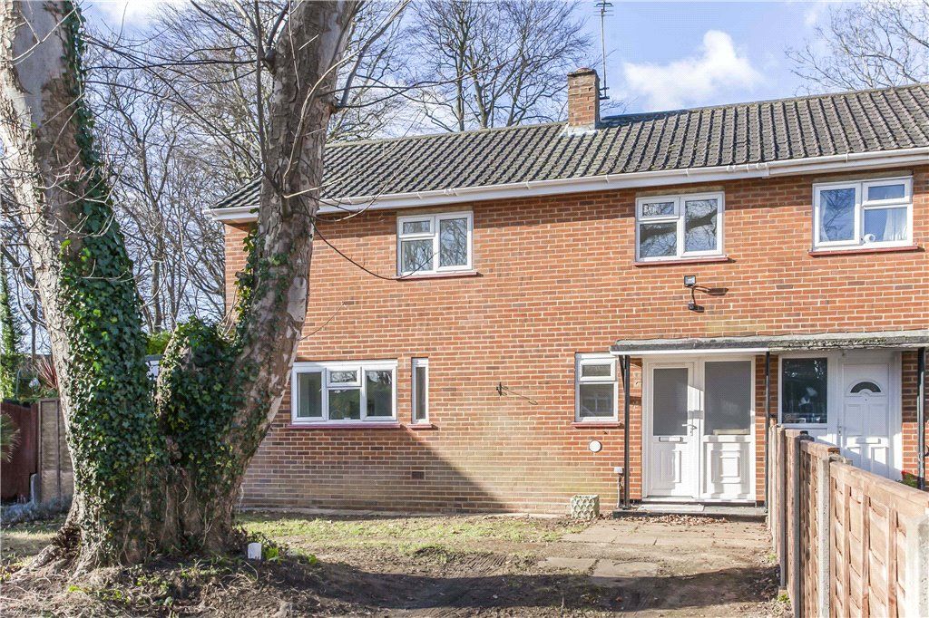 3 bed semidetached house to rent in Chaucer Way, Addlestone, Surrey
