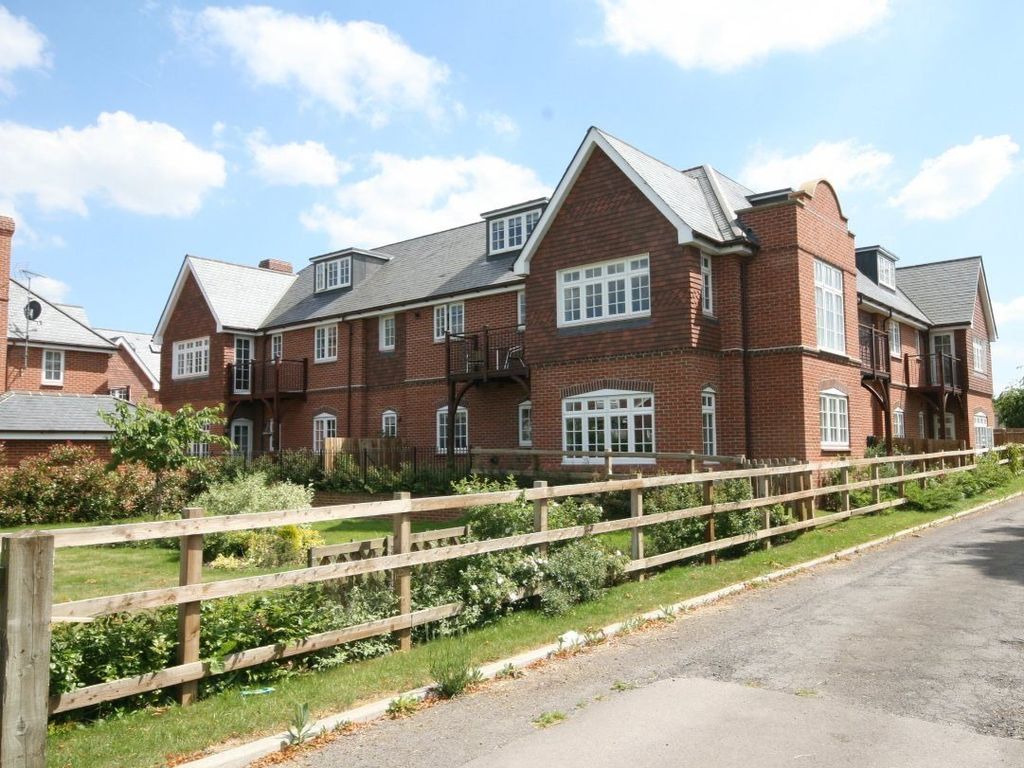 2 bed flat to rent in Enborne Gate, Newbury RG14 Zoopla