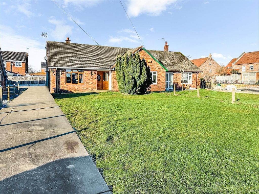 2 bed semidetached bungalow for sale in Buttfield Road, Howden, Goole