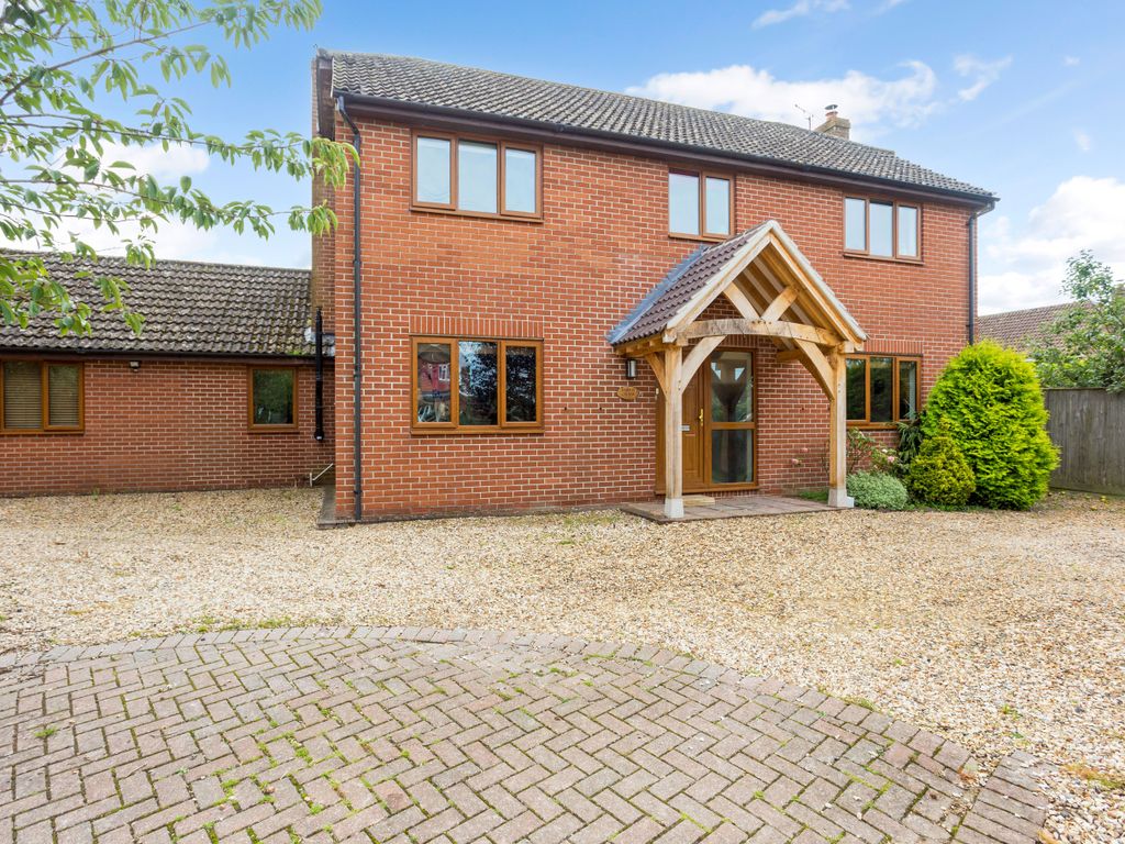 4 bed detached house for sale in Worlds End, Newbury RG20, £750,000