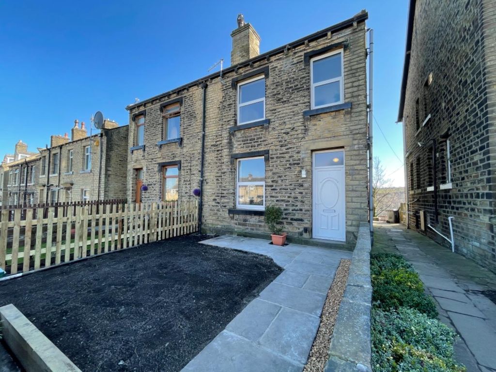 2 bed terraced house to rent in Longwood Road, Huddersfield HD3, £650