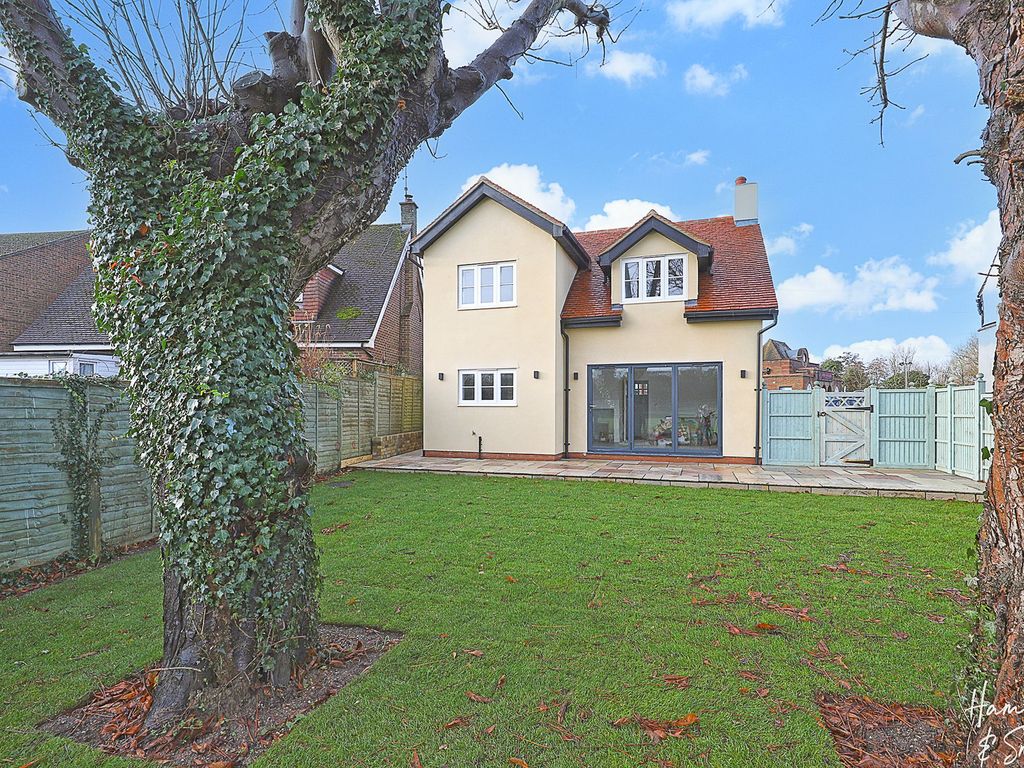 3 bed detached house for sale in Epping Road, Nazeing EN9, £650,000