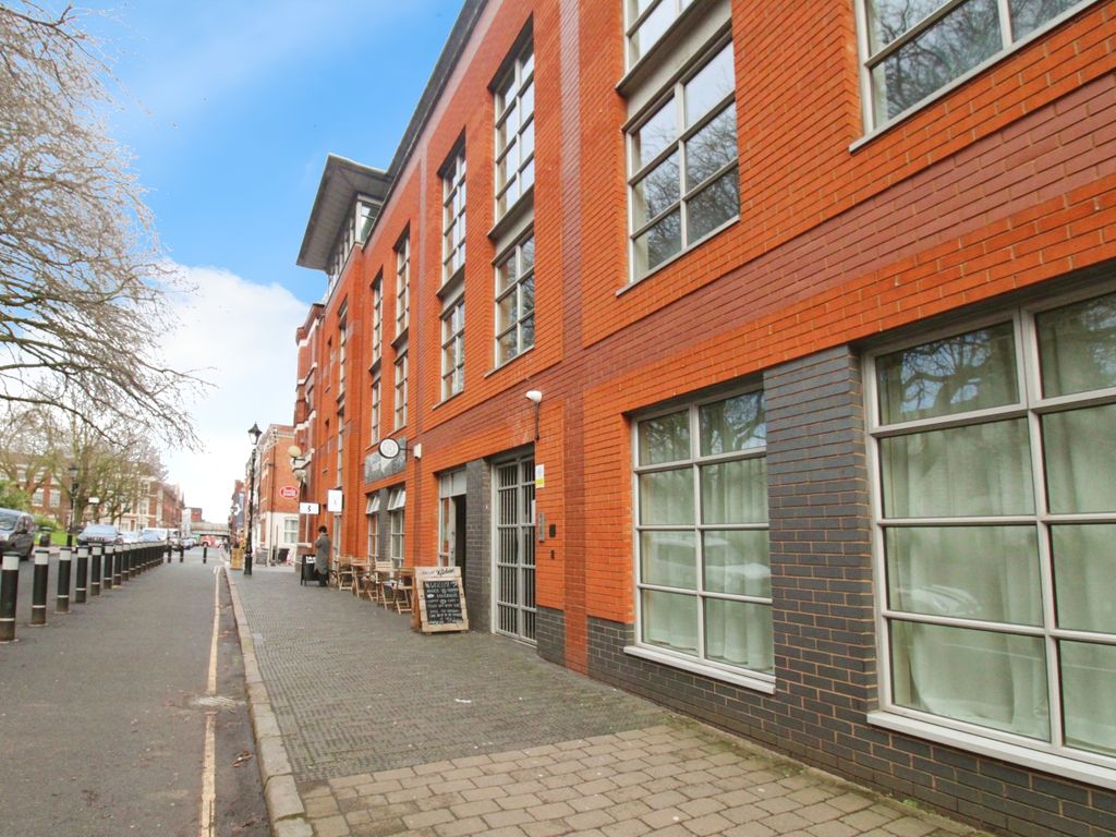 2 bed flat for sale in St. Pauls Square, Birmingham B3, £300,000 Zoopla