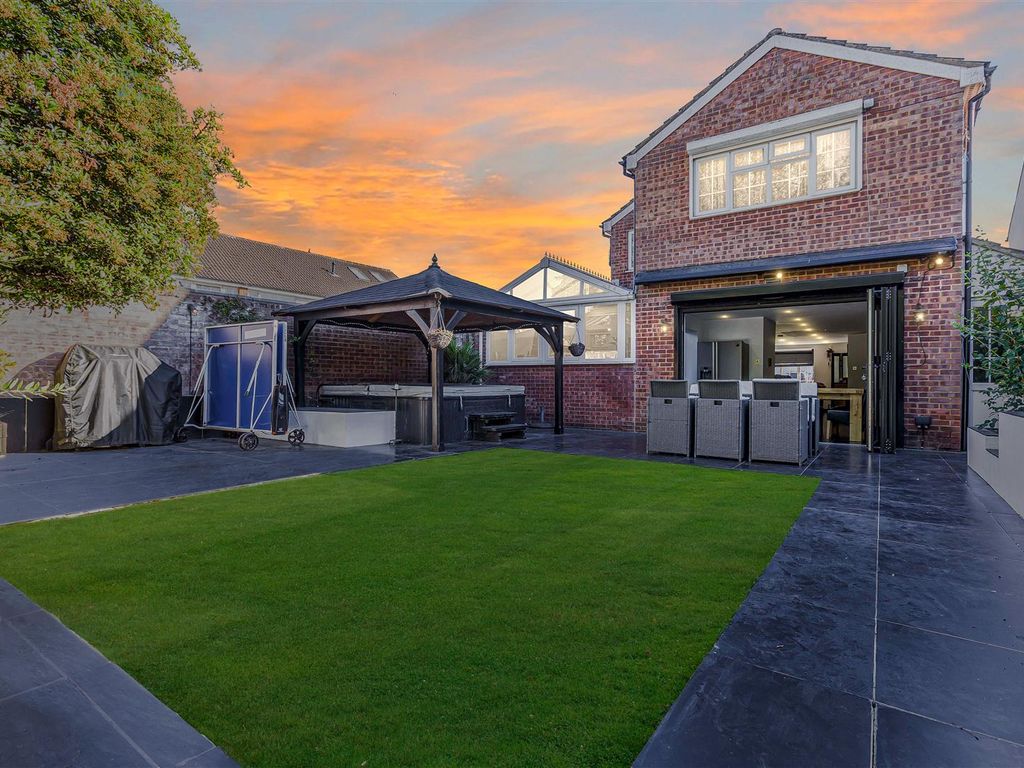 4 bed property for sale in Leverstock Green Road, Hemel Hempstead HP3