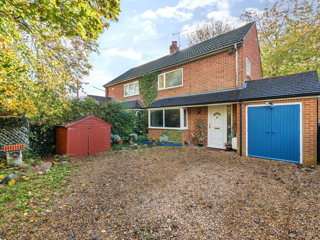 3 bed semidetached house for sale in The Avenue, Mortimer Common