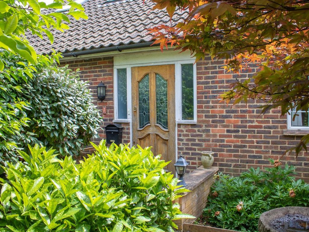 3 bed bungalow for sale in Woodplace Close, Coulsdon CR5, £575,000 Zoopla