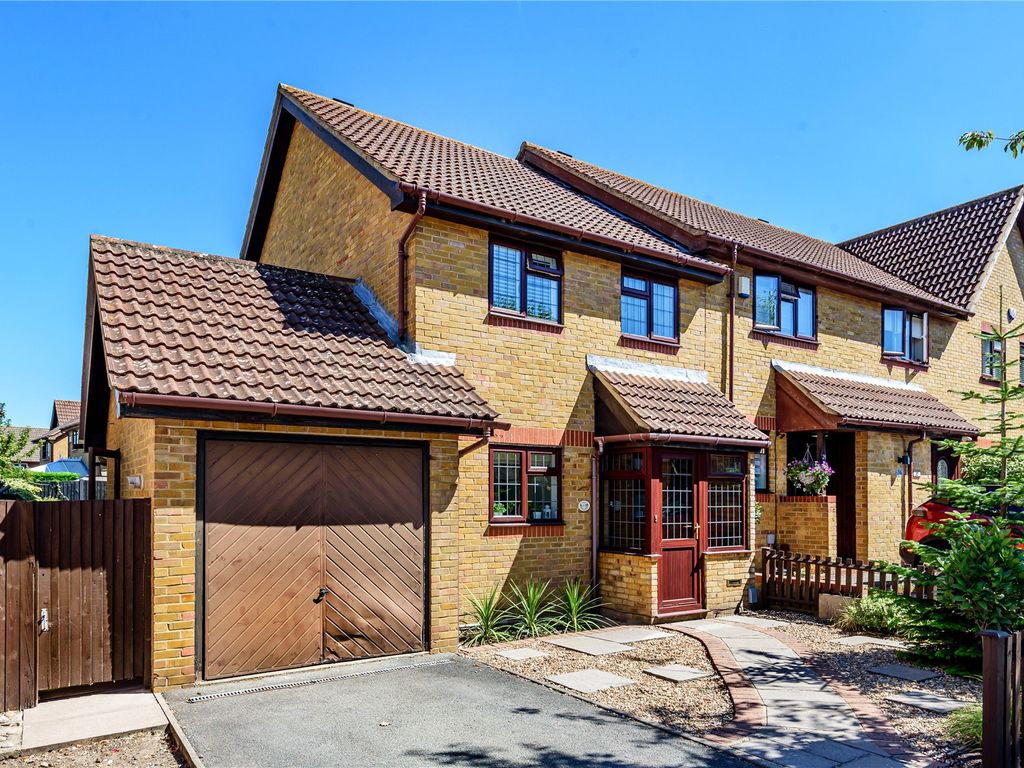 3 bed end terrace house for sale in Orchard Road, Farnborough