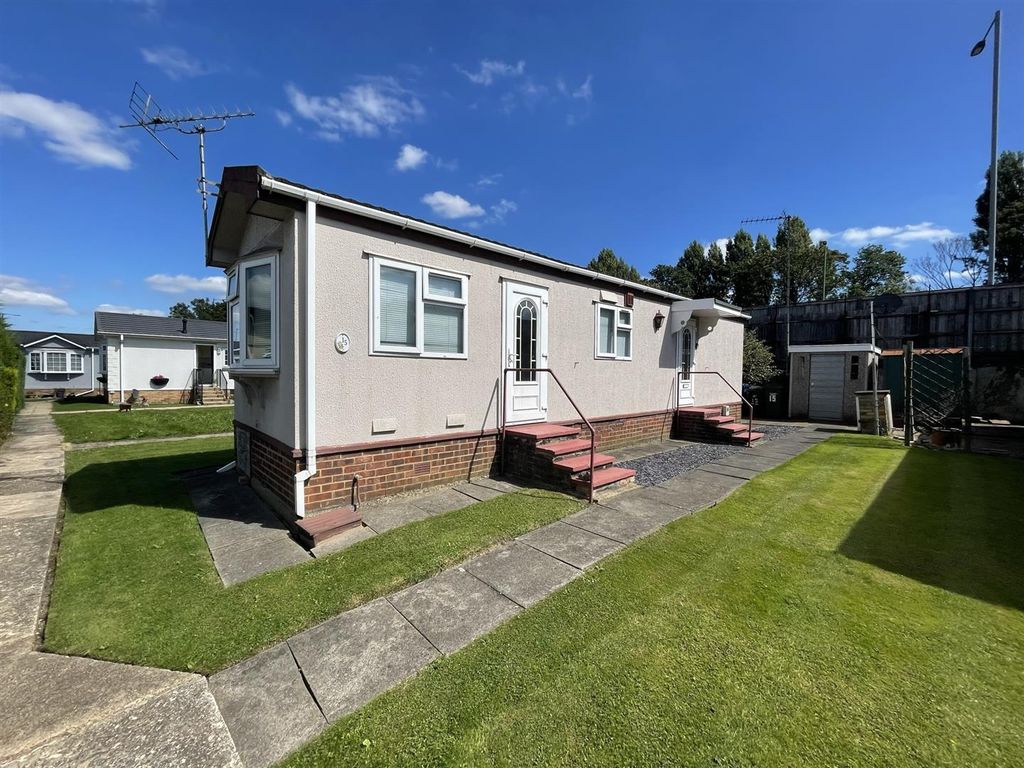 1 bed mobile/park home for sale in Elstree Park, Lane